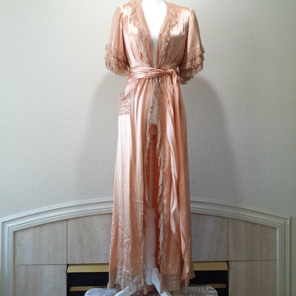 1940's Silk Dressing Gown - Picture 2 of 16